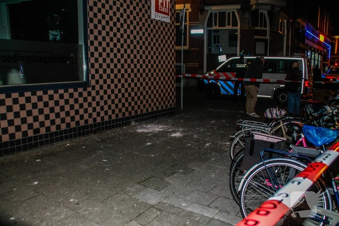 Groot stuk betonnen gevel laat los