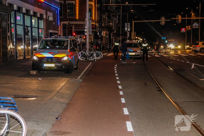 Groot stuk betonnen gevel laat los