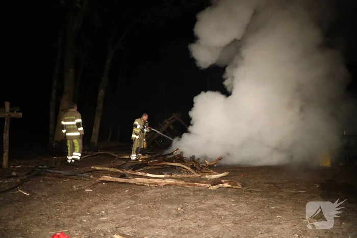 Brandweer blust door jongeren in brand gestoken kampvuur