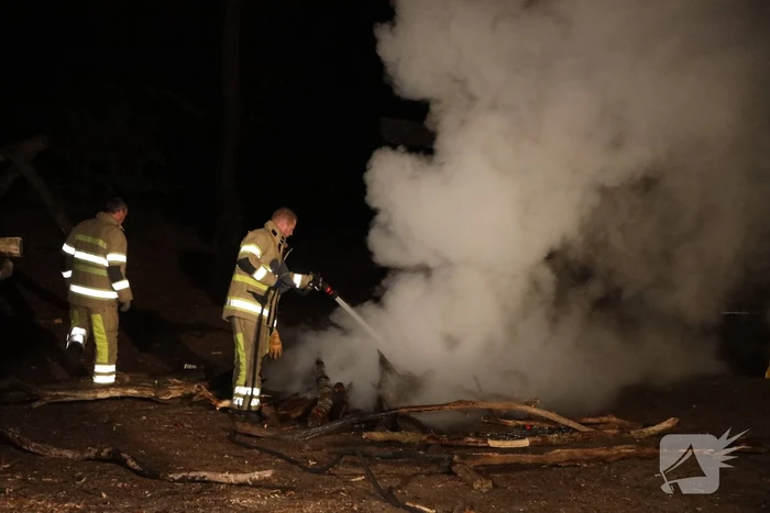 Brandweer blust door jongeren in brand gestoken kampvuur