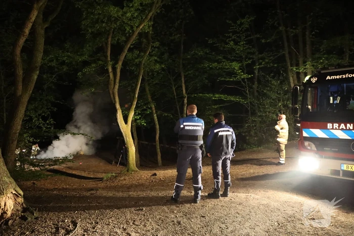 Brandweer blust door jongeren in brand gestoken kampvuur