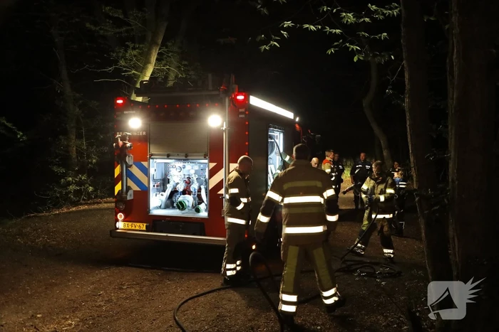 Brandweer blust door jongeren in brand gestoken kampvuur