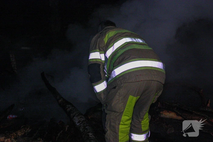 Brandweer blust door jongeren in brand gestoken kampvuur
