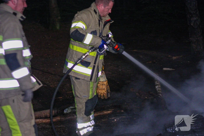 Brandweer blust door jongeren in brand gestoken kampvuur