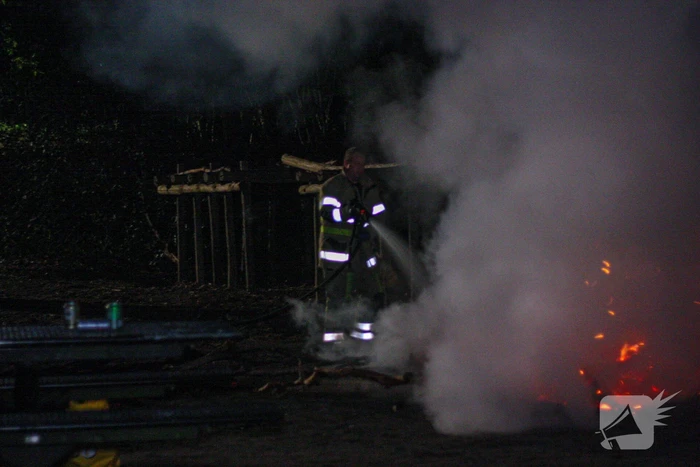 Brandweer blust door jongeren in brand gestoken kampvuur