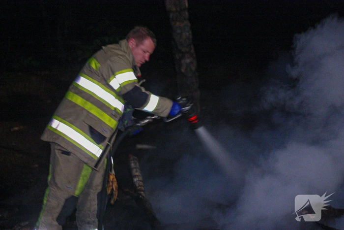 Brandweer blust door jongeren in brand gestoken kampvuur