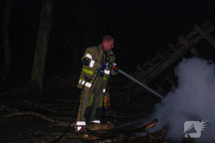Brandweer blust door jongeren in brand gestoken kampvuur