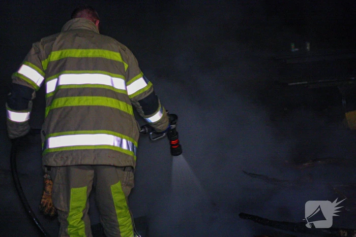 Brandweer blust door jongeren in brand gestoken kampvuur