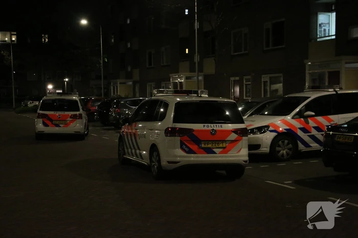 Persoon met verward gedrag uit flat gehaald