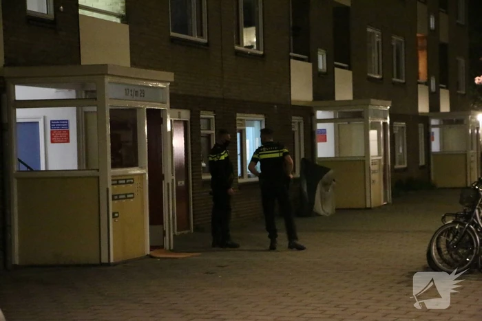 Persoon met verward gedrag uit flat gehaald