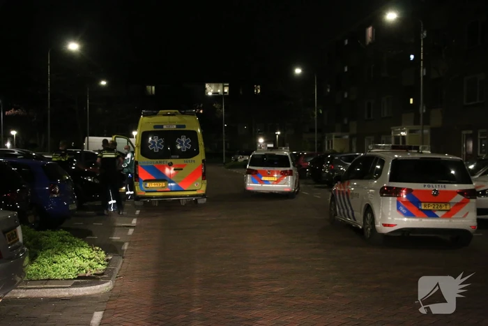 Persoon met verward gedrag uit flat gehaald
