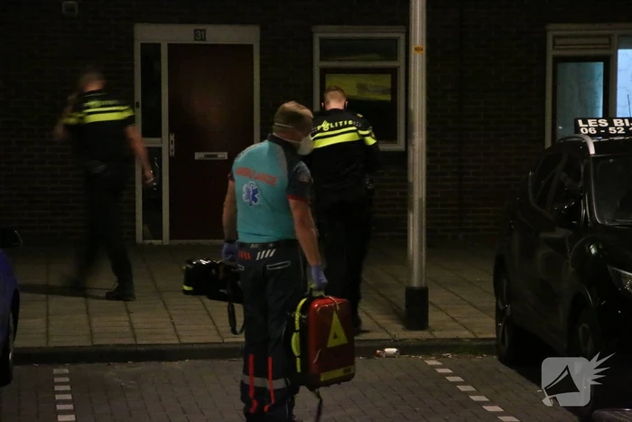 Persoon met verward gedrag uit flat gehaald