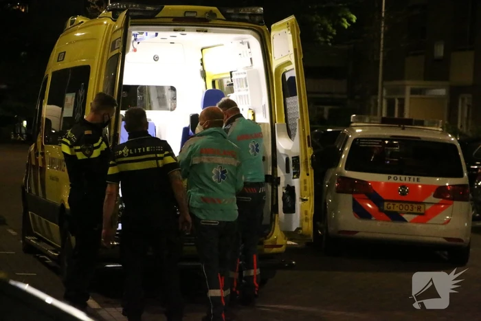 Persoon met verward gedrag uit flat gehaald