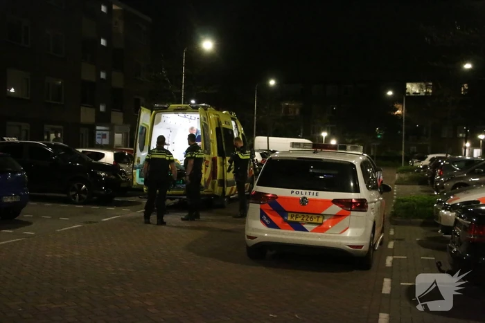 Persoon met verward gedrag uit flat gehaald