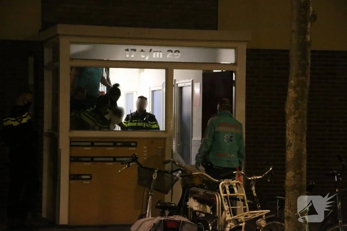 Persoon met verward gedrag uit flat gehaald