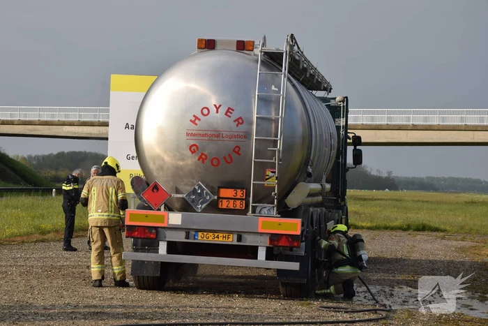 Vrachtwagen met brandbare stof rookt