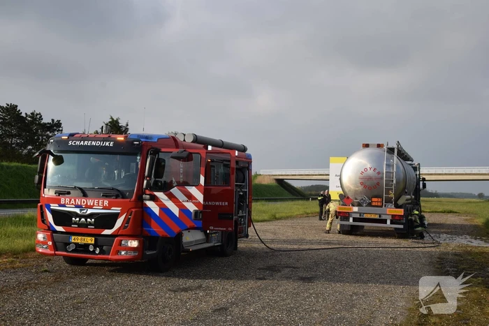 Vrachtwagen met brandbare stof rookt