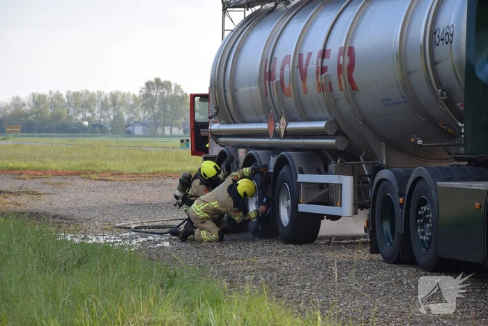 Vrachtwagen met brandbare stof rookt