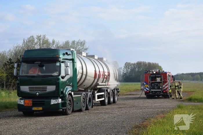 Vrachtwagen met brandbare stof rookt