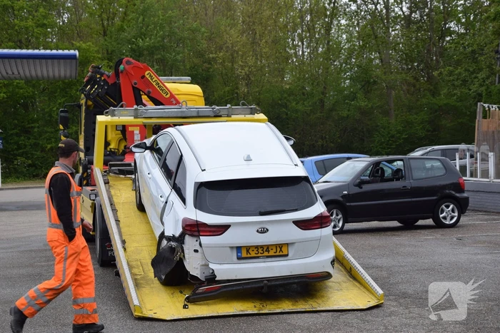 Veel schade bij botsing bij tankstation