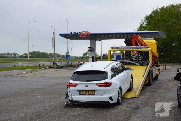 Veel schade bij botsing bij tankstation