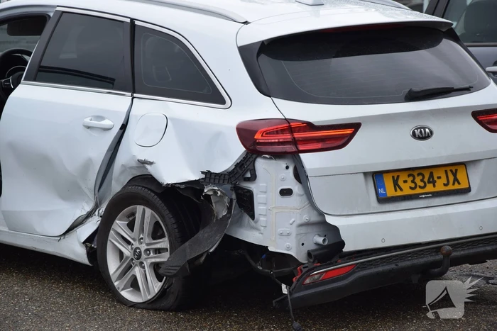 Veel schade bij botsing bij tankstation