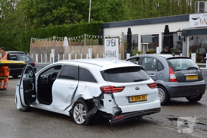 Veel schade bij botsing bij tankstation