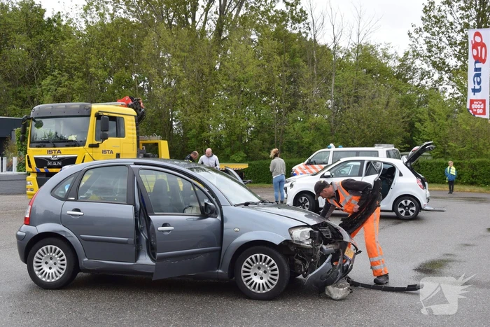 Veel schade bij botsing bij tankstation