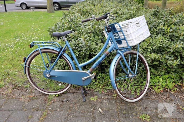 Fietsster geschept door auto