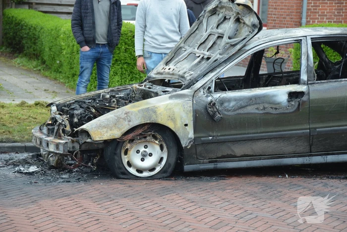 Auto vliegt tijdens rijden in brand