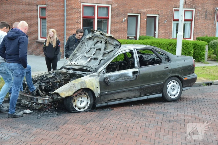 Auto vliegt tijdens rijden in brand