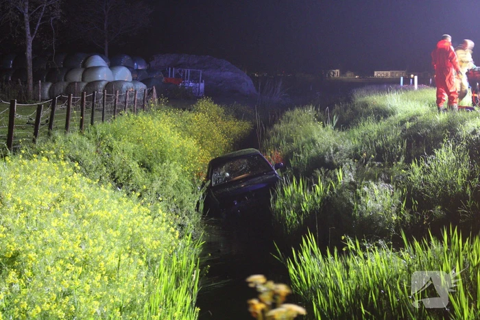 Auto te water, meerdere gewonden