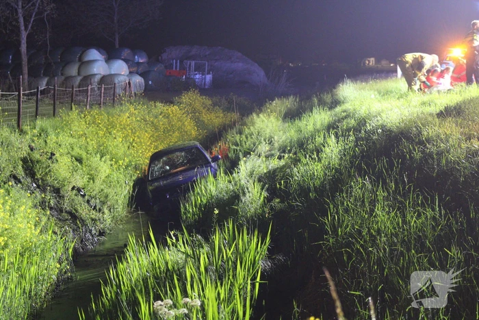 Auto te water, meerdere gewonden