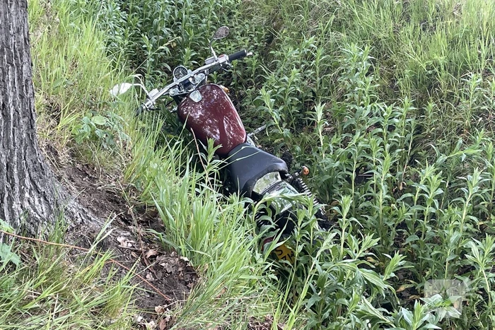 Motorrijder belandt in sloot en raakt gewond