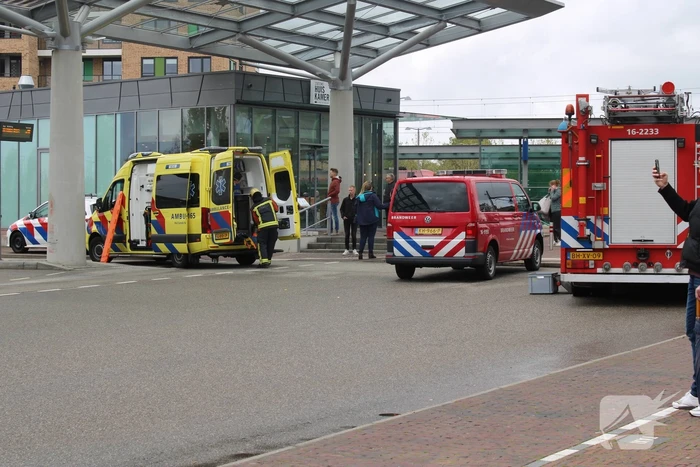 Persoon zwaargewond bij aanrijding op station