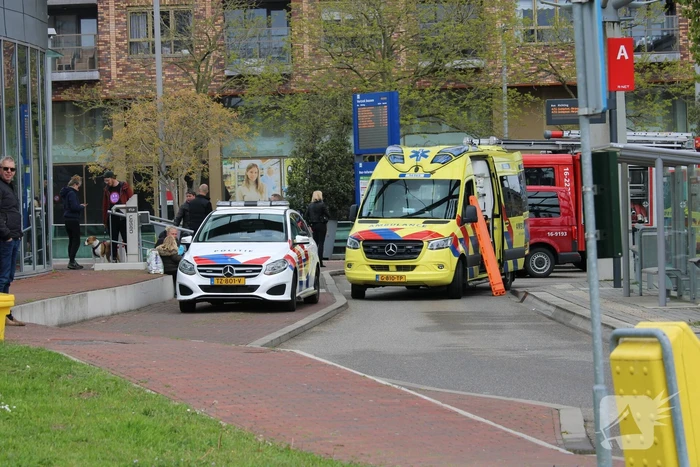 Persoon zwaargewond bij aanrijding op station