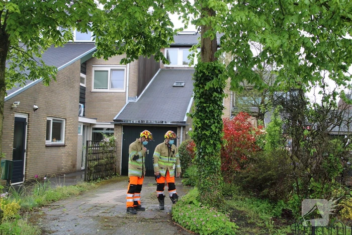 Brandweer zaagt boom in stukken