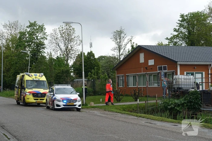 Persoon zwaargewond op volkstuinencomplex
