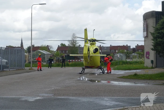 Persoon zwaargewond op volkstuinencomplex