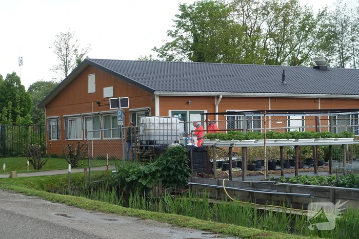 Persoon zwaargewond op volkstuinencomplex