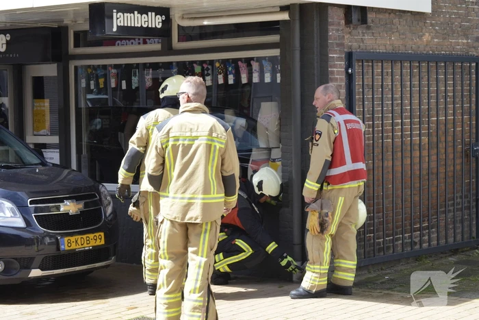Brandweer verricht metingen na gaslucht