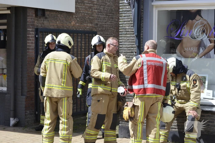 Brandweer verricht metingen na gaslucht