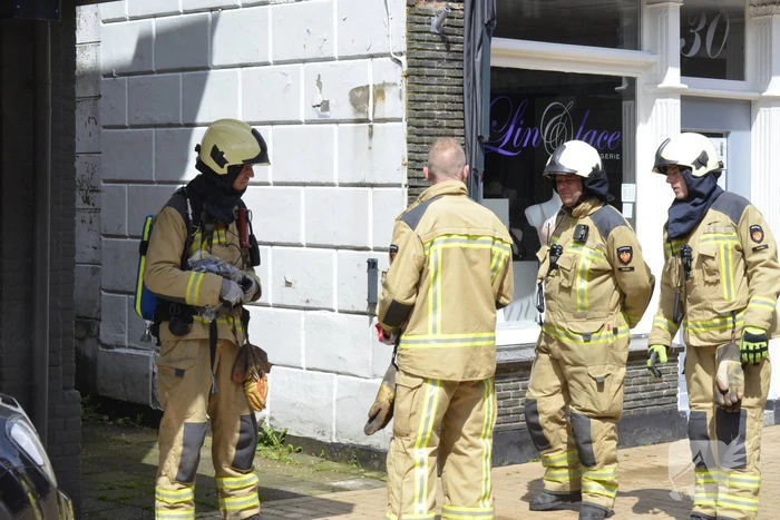 Brandweer verricht metingen na gaslucht