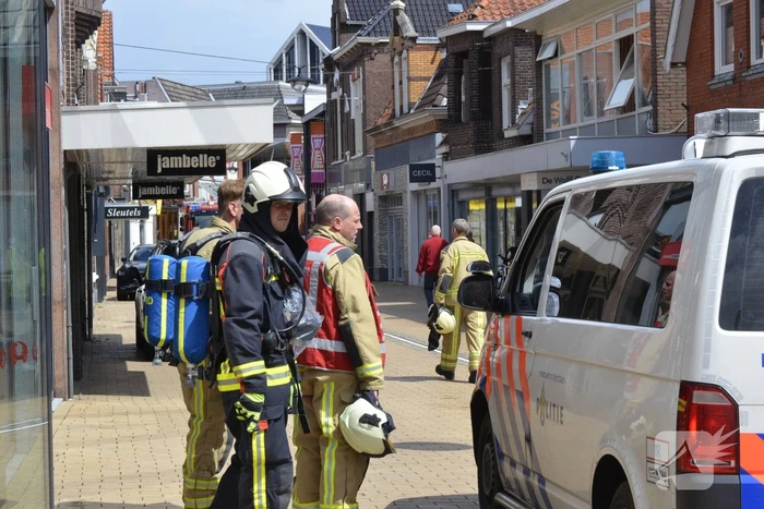Brandweer verricht metingen na gaslucht