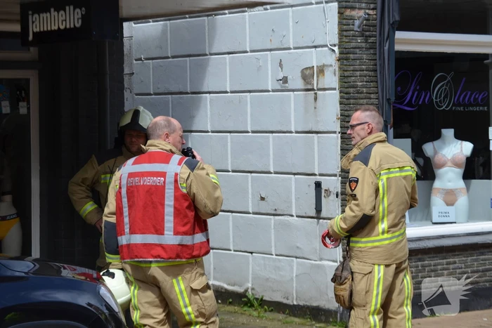 Brandweer verricht metingen na gaslucht