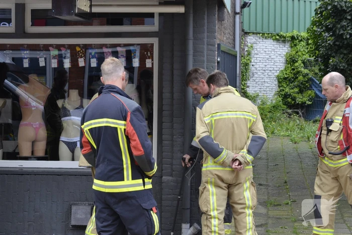 Brandweer verricht metingen na gaslucht