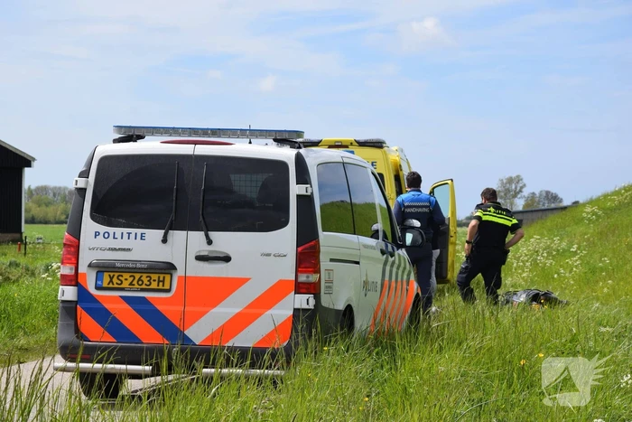 Persoon ten val met scooter