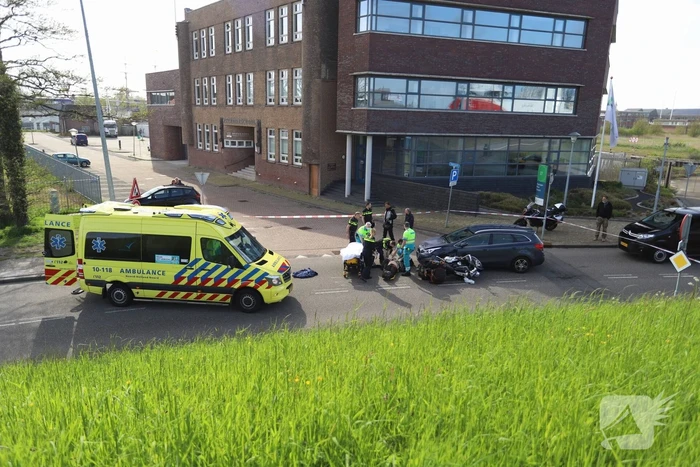 Ernstig ongeval tussen auto en motor