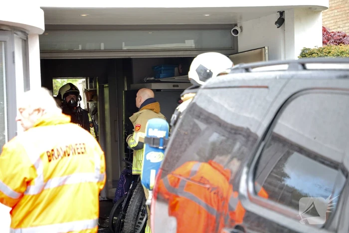 Accu vliegt in brand in garage
