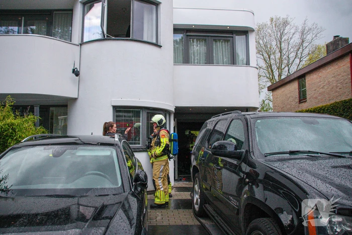 Accu vliegt in brand in garage